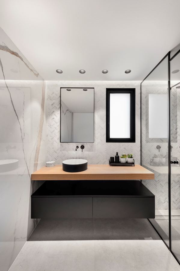 Penthouse - TLV גופי תאורה בתקרת האמבטיה מאירים על הכיורים בתכנון קמחי תאורה